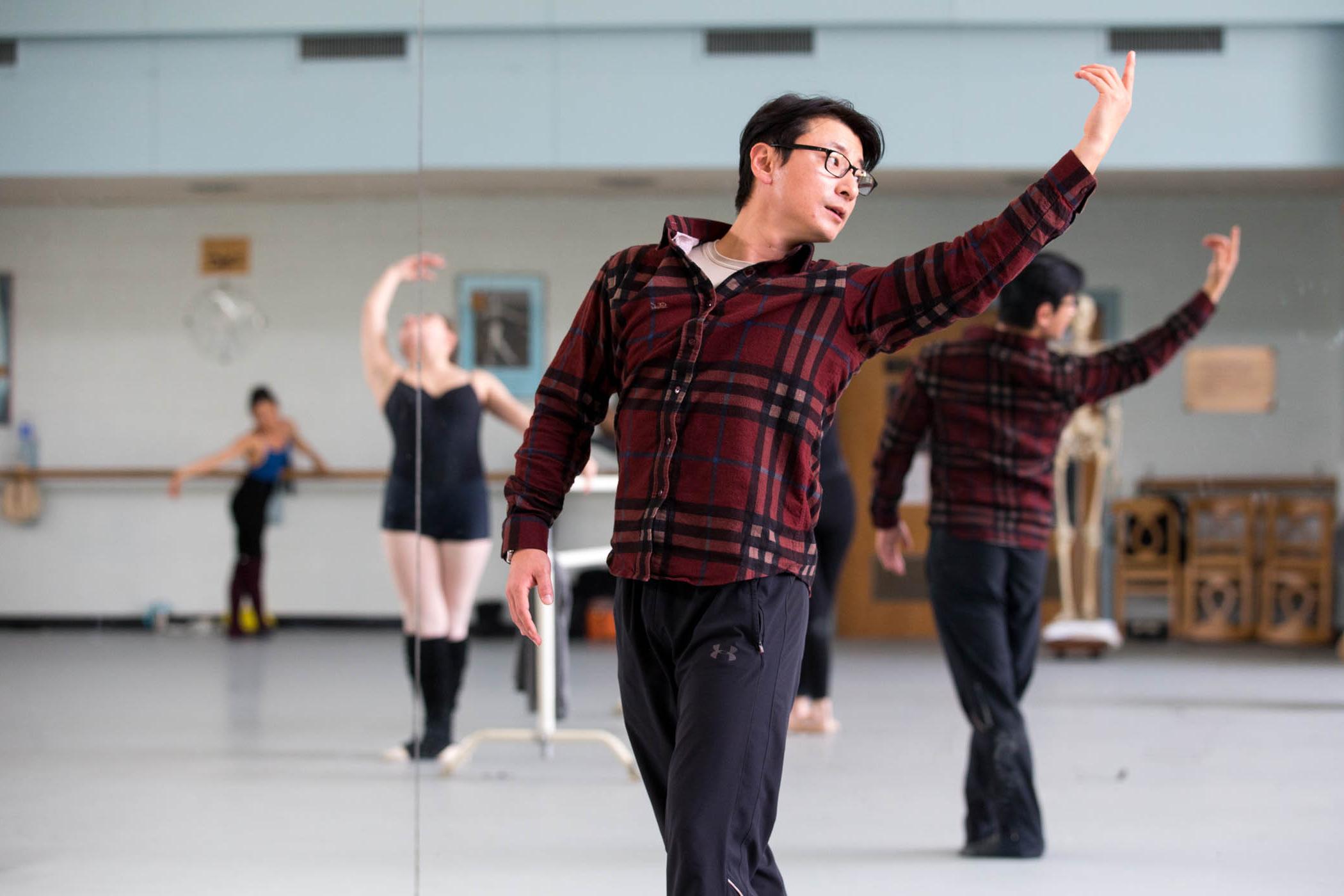 Visiting artist Seyong Kim teaches ballet class.